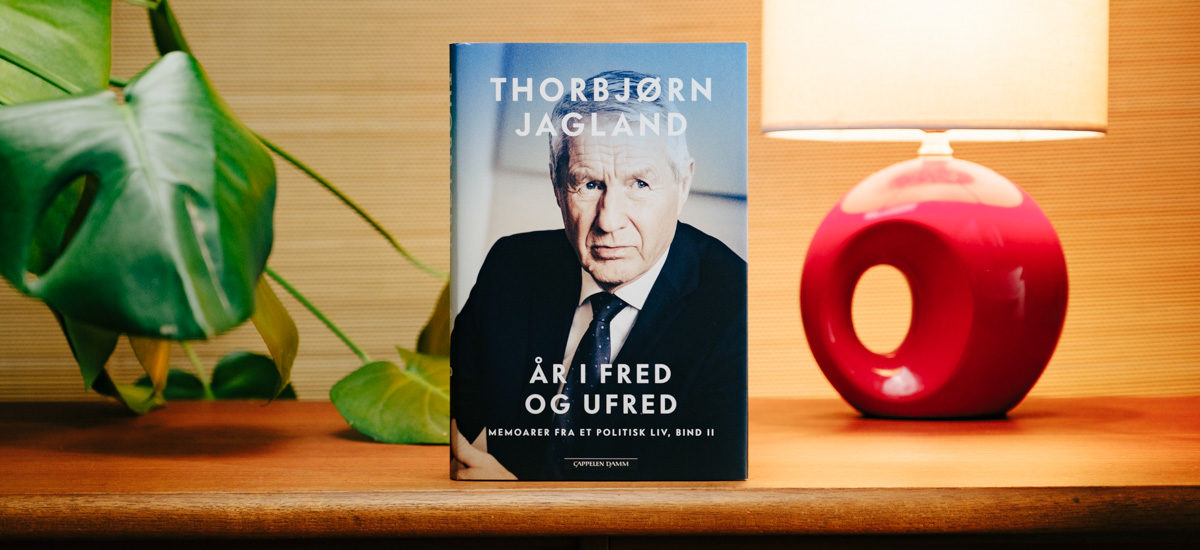 Foto av boka «År i fred og ufred» av Thorbjørn Jagland