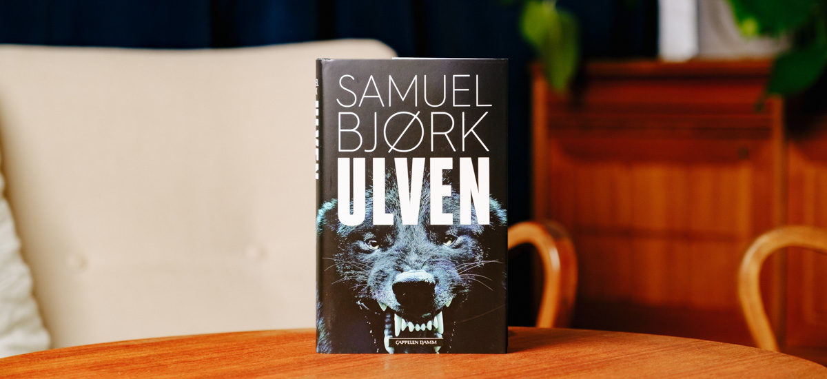 Foto av krimboka "Ulven" av Samuel Bjørk stående på et bord