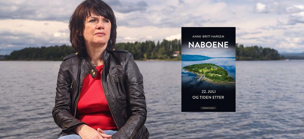 Foto av Anne-Britt Harsem foran Utøya med boka «Naboene»
