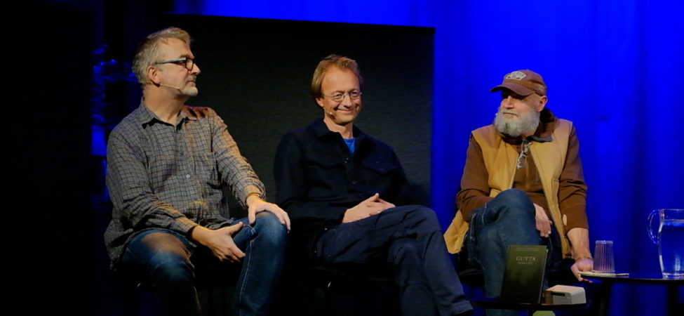 Foto av forfatterne Erlend Loe, Per Schreiner og Bjørn Olaf Johannessen på scenen på Boktips LIVE