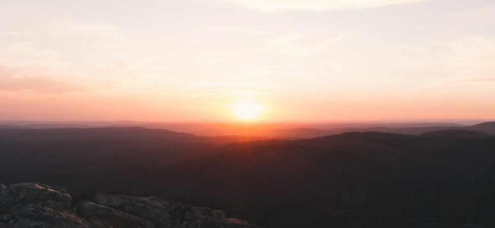 Foto av solnedgang i fjell-landskap