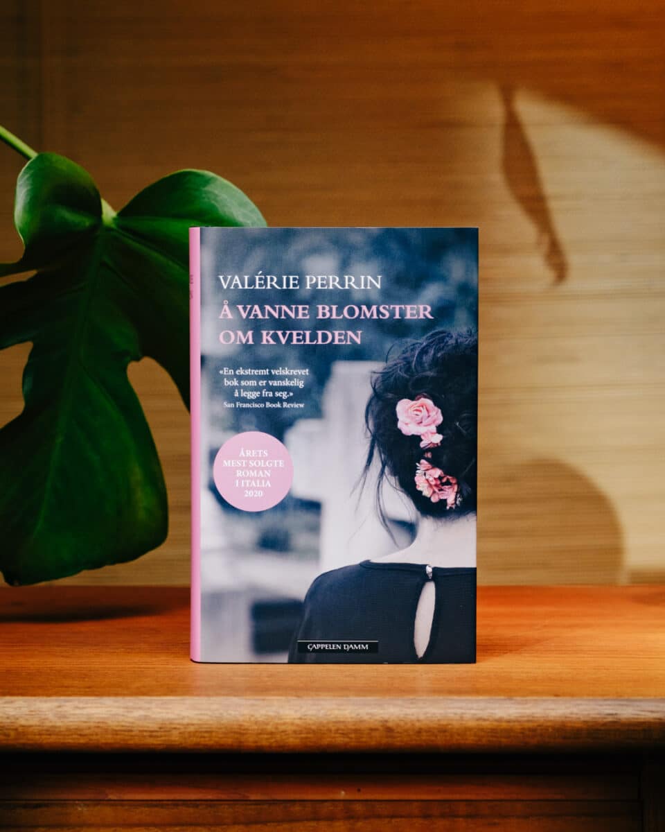 Foto av boka «Å vanne blomster om kvelden» av Valérie Perrin