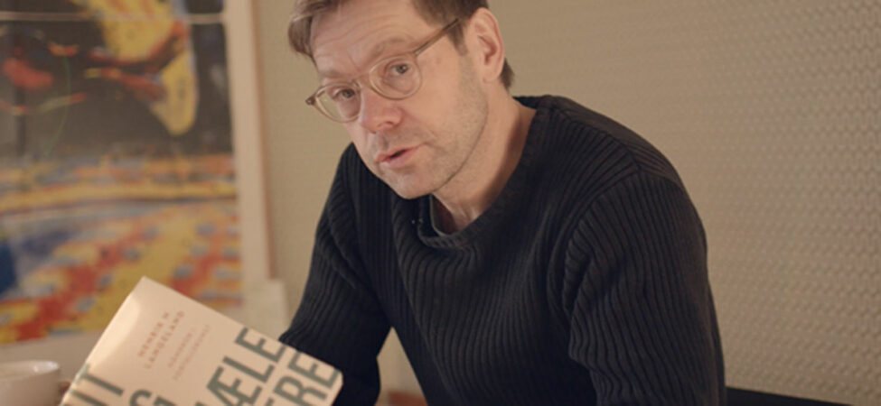 Stillfoto fra film med Henrik Langeland om hans bok "Ut og stjæle lesere"