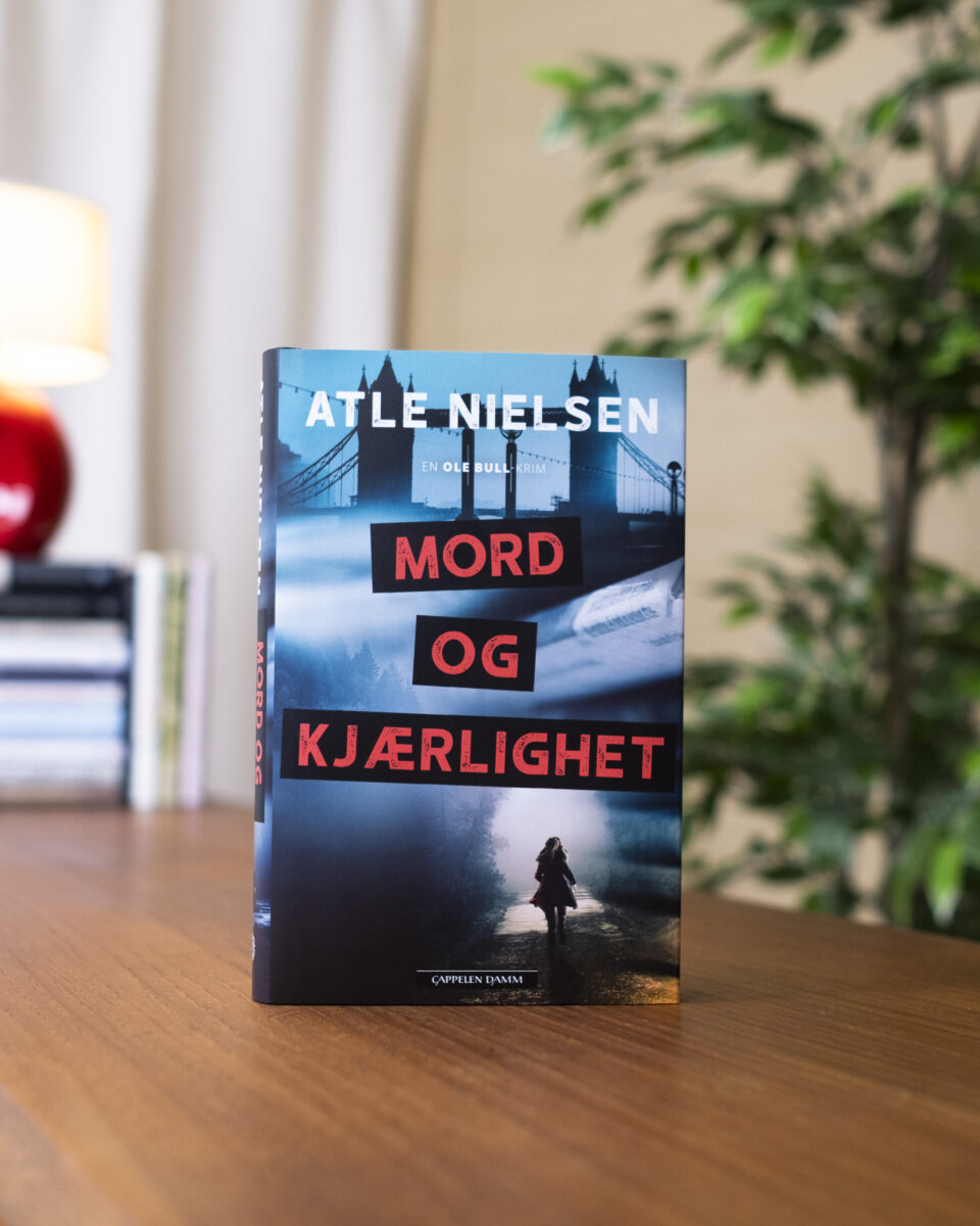 Foto av boka «Mord og kjærlighet» av Atle Nielsen