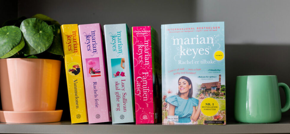 Foto av fem Marian Keyes-bøker i pocket på hylle