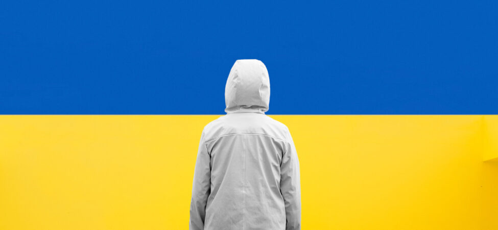 bilde av et barn foran det ukrainske flagget