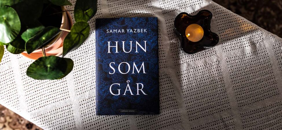 Foto av boka «Hun som går» av Samar Yazbek