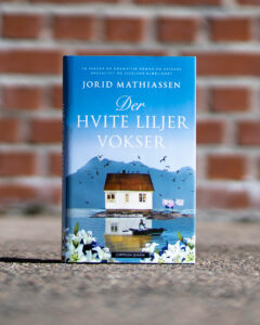 Foto av boka "Der hvite liljer vokser" av Jorid Mathiassen