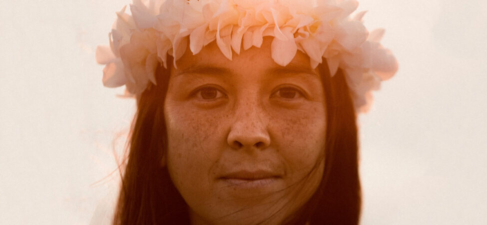 Foto av kvinne med blomsterkrans på hodet
