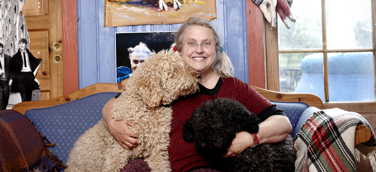 Foto av forfatter Gro Dahle med to av sine hunder.