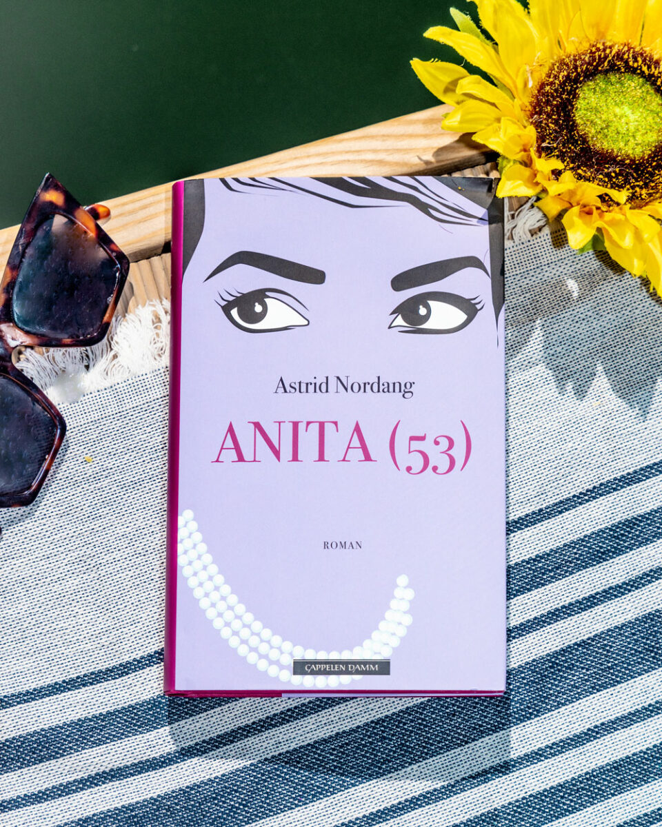 Foto av Astrid Nordangs roman "Anita (53)" på en sommerlig brygge.