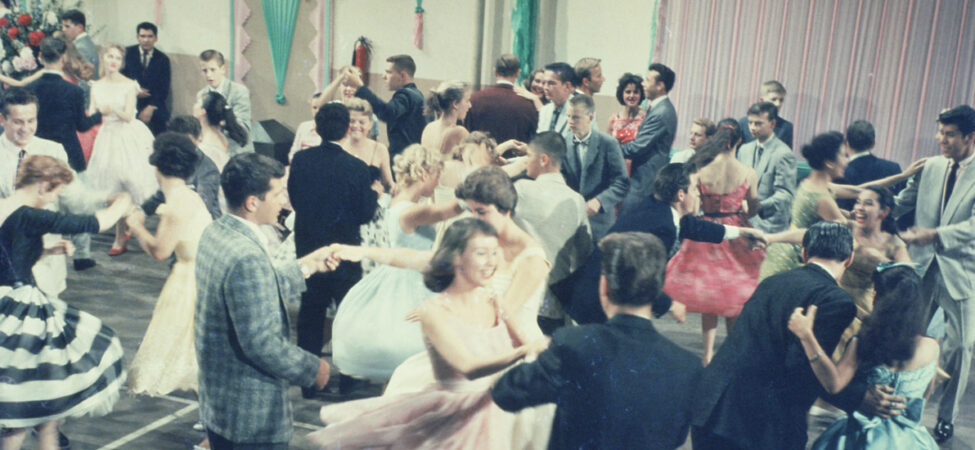 Tenåringer som danser på fest på 1950-tallet, retropreg.
