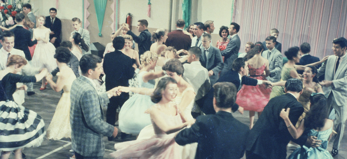 Tenåringer som danser på fest på 1950-tallet, retropreg.
