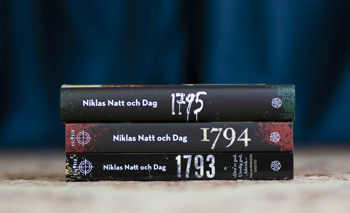 Foto av ryggen til alle bøkene i Niklas Natt och Dags Stockholm noir-trilogi