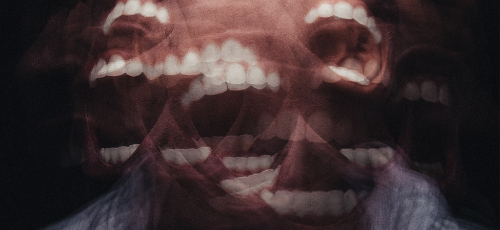 Kunstnerisk foto av munn som skriker