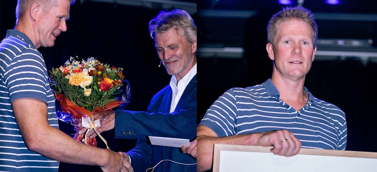 Foto av forfatter Tore Kvæven som mottar Stig Sæterbakkens minnepris og Tom Harald Jenssen