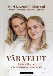 Omslag til «Vår vei ut» av Kari Løvendahl Mogstad og Selma Løvendahl Mogstad Leraand
