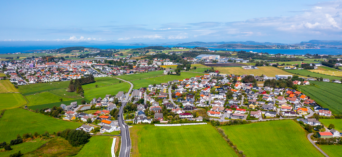Flyfoto av Randaberg kommune med landskap bak