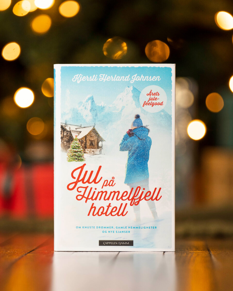 Foto av juleromanen "Jul på Himmelfjell hotell" av Kjersti Herland Johnsen