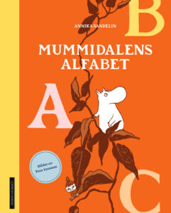 Illustrasjon av Mummitrollet og bokstaver
