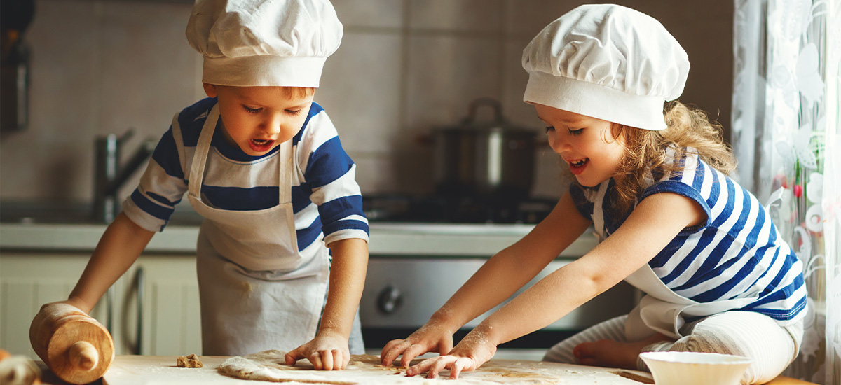 bilde av to barn som baker
