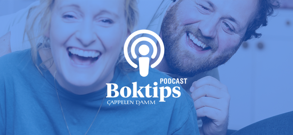 Foto av Ronny Brede Aase og Tuva Fellman med logo til Boktips Podcast fra Cappelen Damm