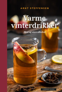 Omslag av "Varme vinterdrikker, med og uten alkohol" av Arnt Steffensen