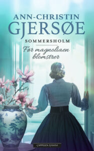 Omslaget til bok fire i romanserien "Sommersholm" av Ann-Christin Gjersøe. Før magnoliaen blomstrer