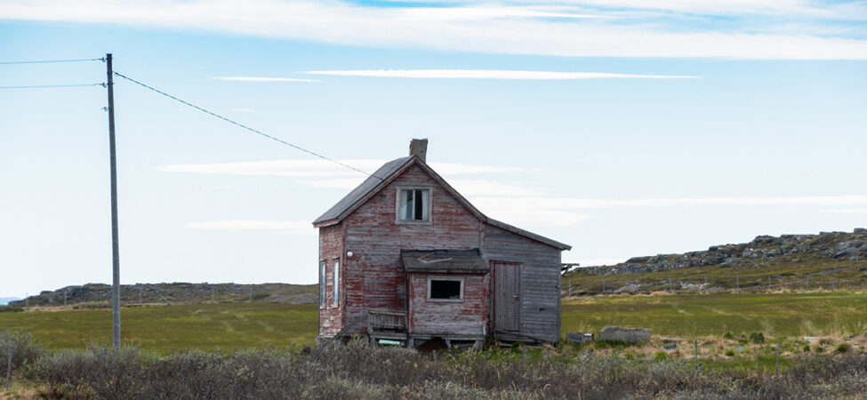 Gammelt, falleferdig hus i Nord-Norge