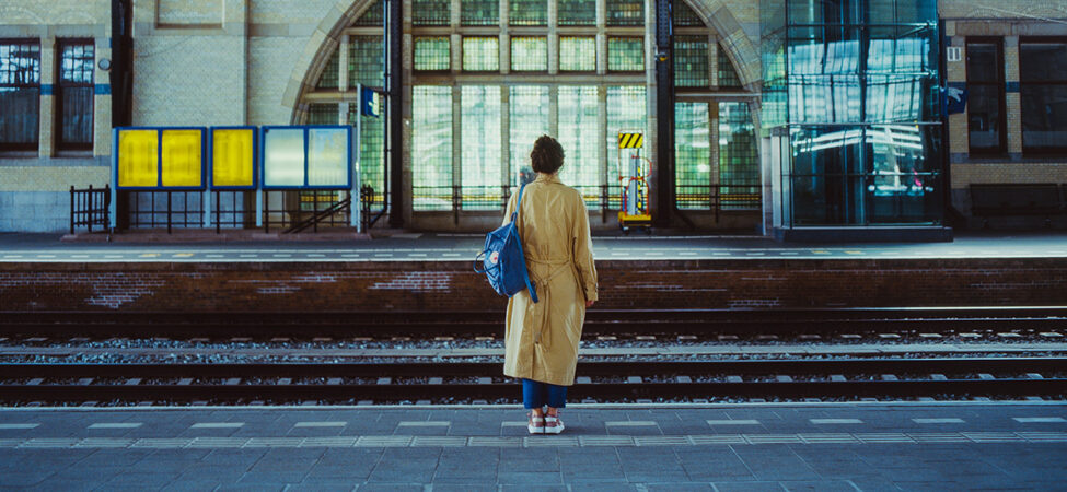 Foto av kvinne ved togperrong