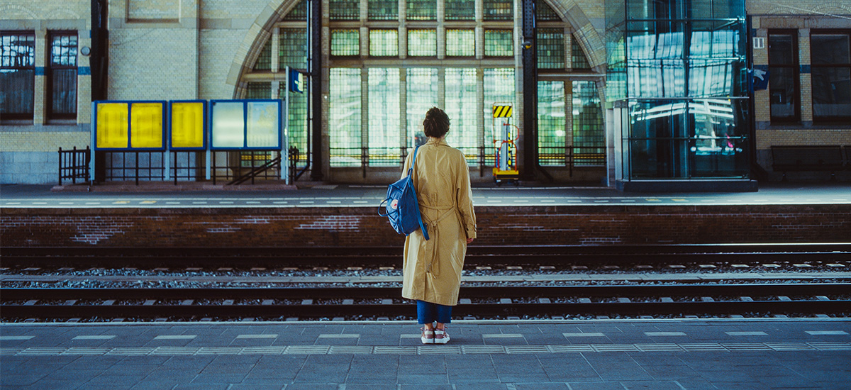 Foto av kvinne ved togperrong