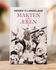 Foto av romanen "Makten og æren" av Henrik H. Langeland