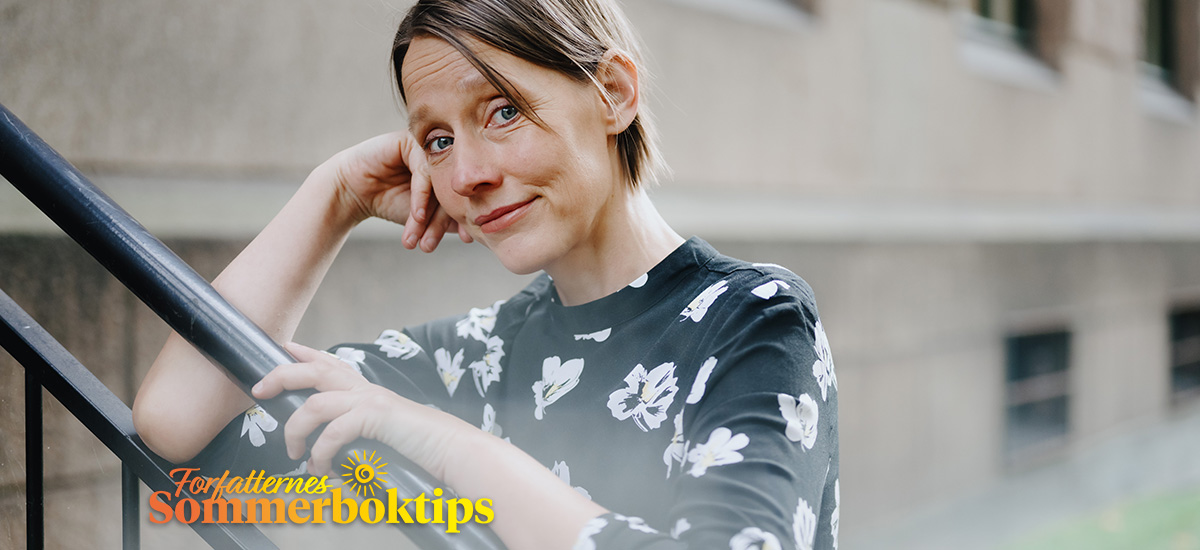 Foto av Ingeborg Arvola med logo til Forfatternes sommerboktips