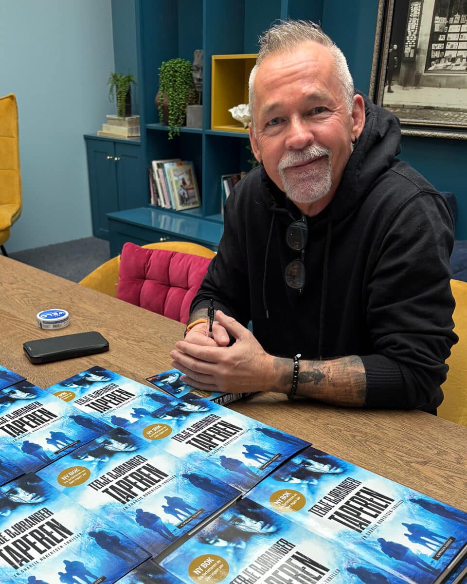 Foto av Terje Bjøranger med boka si "Taperen"